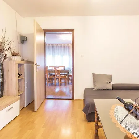 Apartment 2 Bedroom Lovely In Fazana