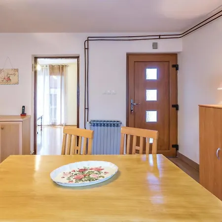 2 Bedroom Lovely In Apartment *