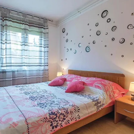Apartment 2 Bedroom Lovely In Fazana