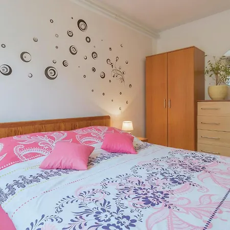 2 Bedroom Lovely In Apartment *